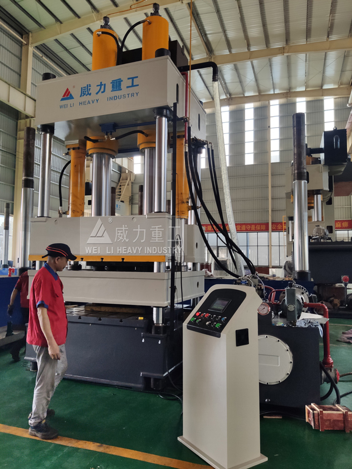 山東威力重工耐火材料成型液壓機(jī)